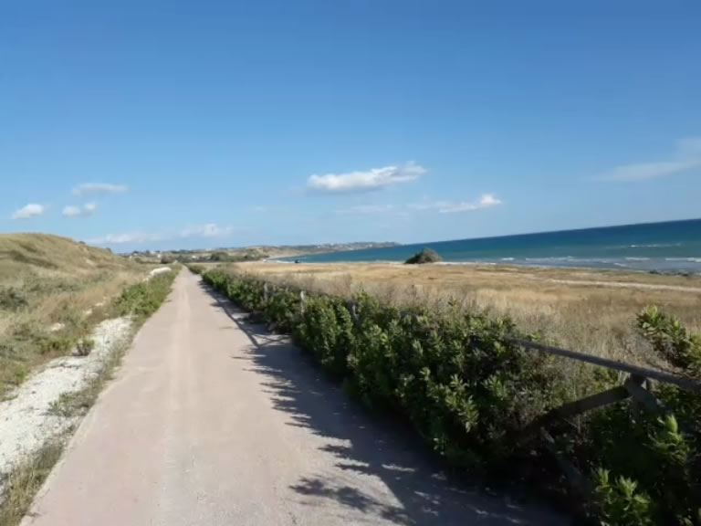 Pedalando su e giù per la pista ciclabile di Menfi