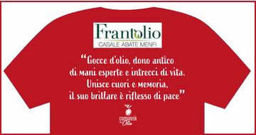 Gocce d'olio, dono antico di mani esperte e intrecci di vita. Unisce cuori e memoria, il suo brillare è riflesso di pace